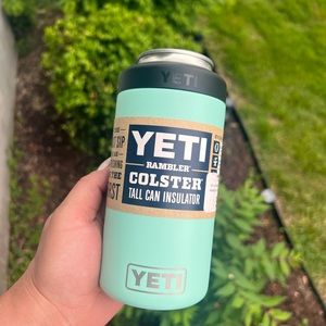 NWT YETI RAMBLER COLSTER TALL CAN INSULATOR